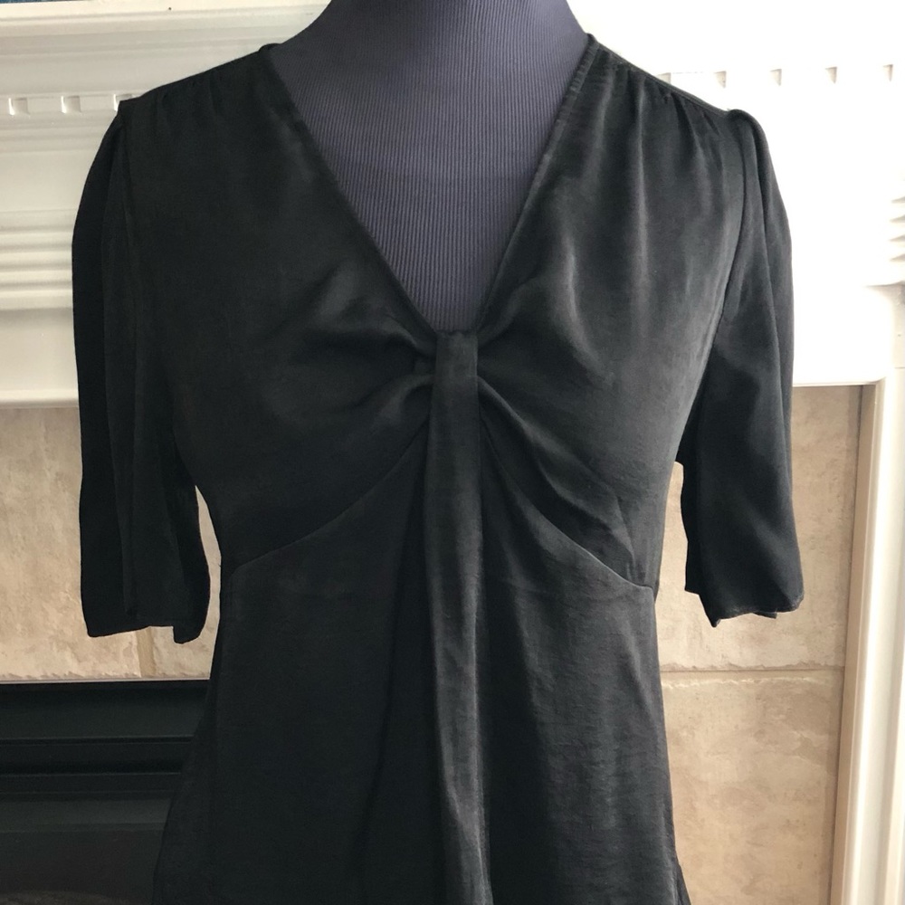 Express Blouse Women's Size Medium Black Zip and Hook NWT Short Sleeves = D